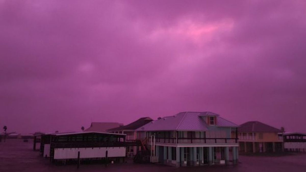 Por qué el cielo se tiñó de morado tras el paso del huracán Delta