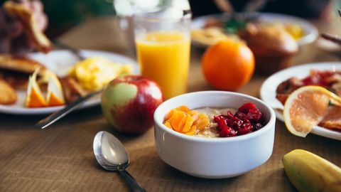 Frutas, proteínas y fibra, así son los desayunos fit - Uppers