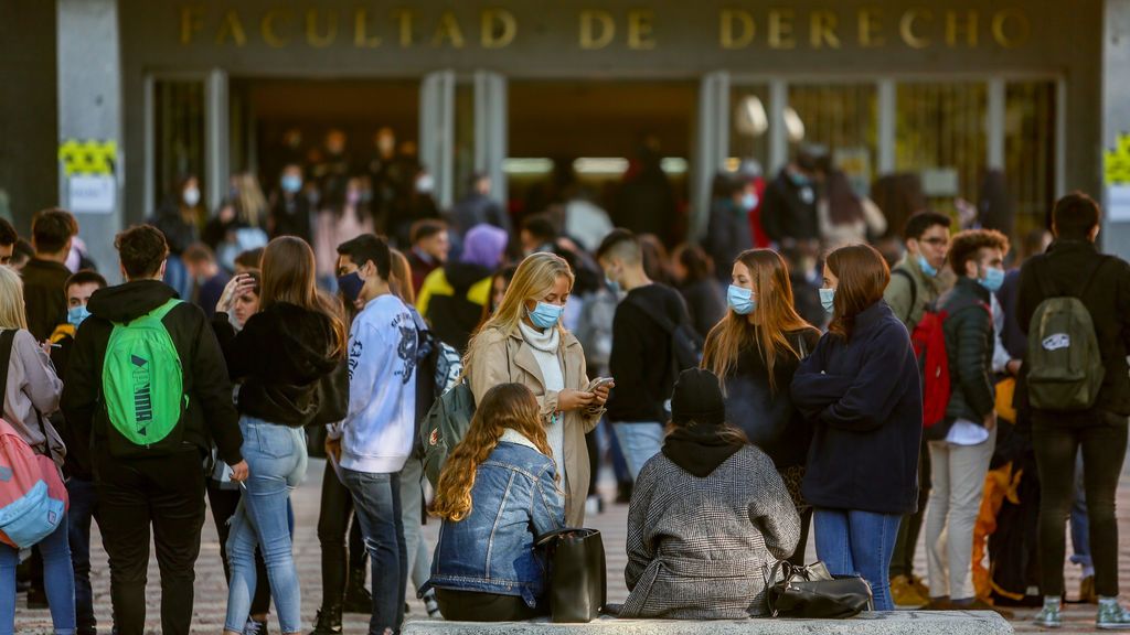 Las comunidades atan en corto a los universitarios para evitar contagios masivos Las comunidades atan en corto a los universitarios para evitar contagios masivos