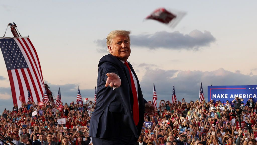 Trump regresa a la campaña electoral sintiéndose "poderoso" y ofreciendo besos a "chicos" y "mujeres hermosas"