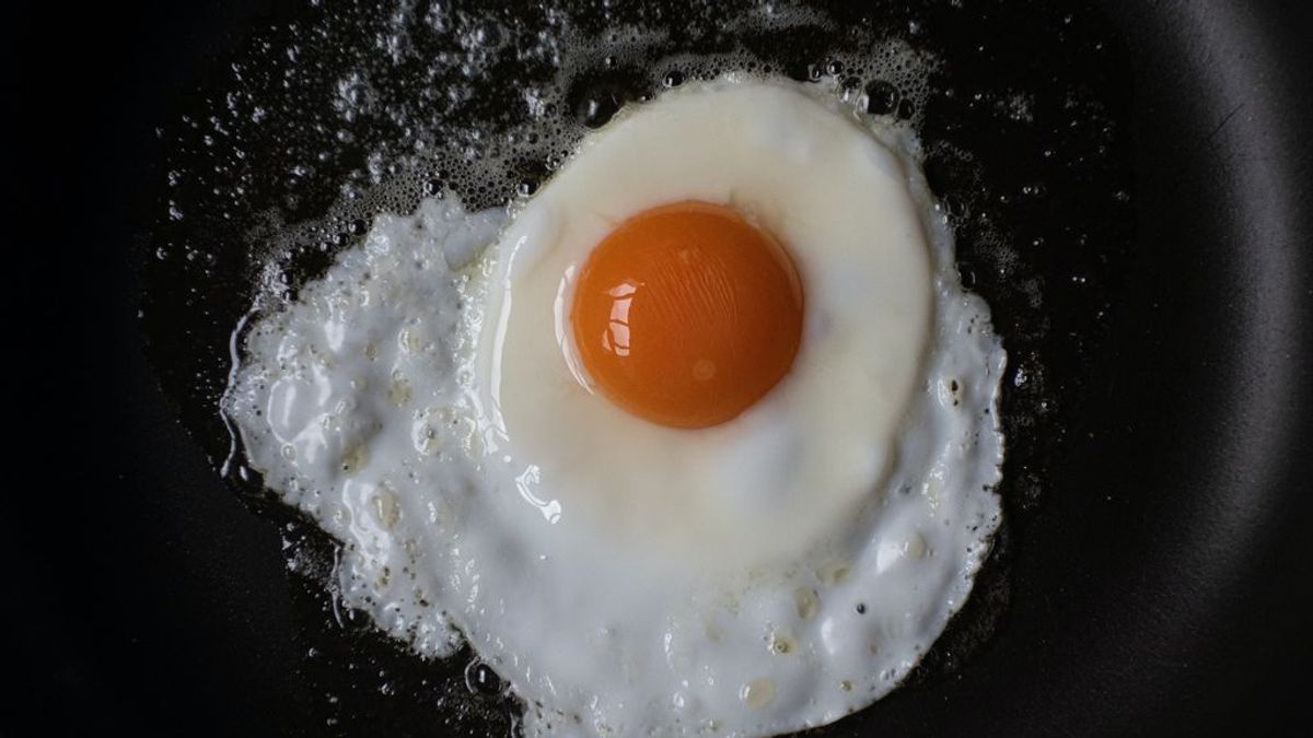 Polémica tras compartir la fotografía de un huevo frito envasado al vacío en un supermercado: "Qué desastre"