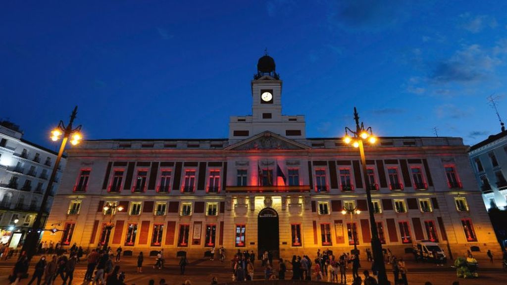 La Real Casa de Correos, sede del Gobierno regional, iluminada con la bandera de España