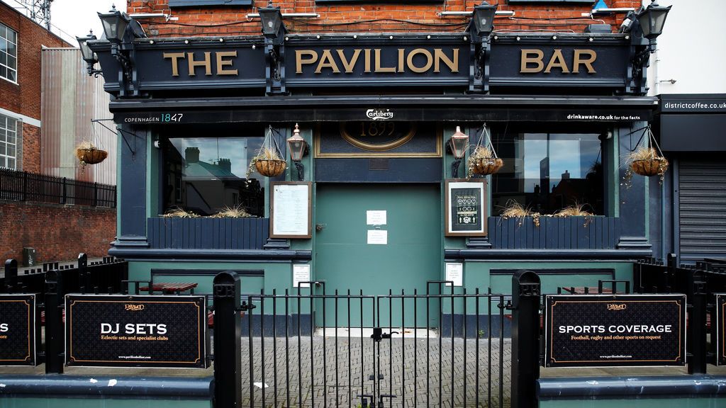 Irlanda del Norte cerrará colegios, pubs y restaurantes para frenar los contagios Irlanda del Norte cerrará colegios, pubs y restaurantes para frenar los contagios