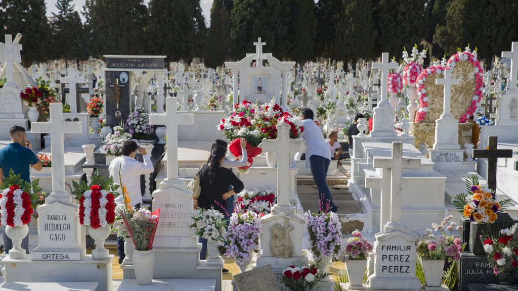 Andalucía regula las visitas al cementerio: menos de media hora y en grupos de cuatro Andalucía regula las visitas al cementerio: menos de media hora y en grupos de cuatro