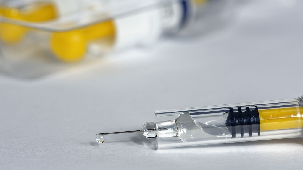 La vacuna de la gripe se la deben administrar personas mayores y de alto riesgo. La vacuna de la gripe se la deben administrar personas mayores y de alto riesgo.