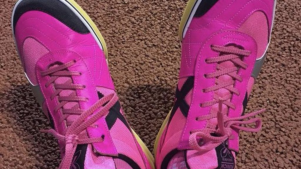 La aplaudida respuesta de un niño al que critican por llevar unas deportivas rosas