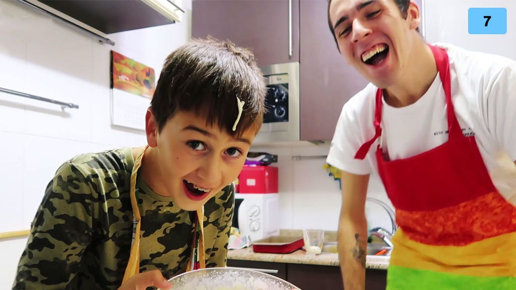 Jorge Cyrus y su hermano preparan una tarta arcoíris (2/2)
