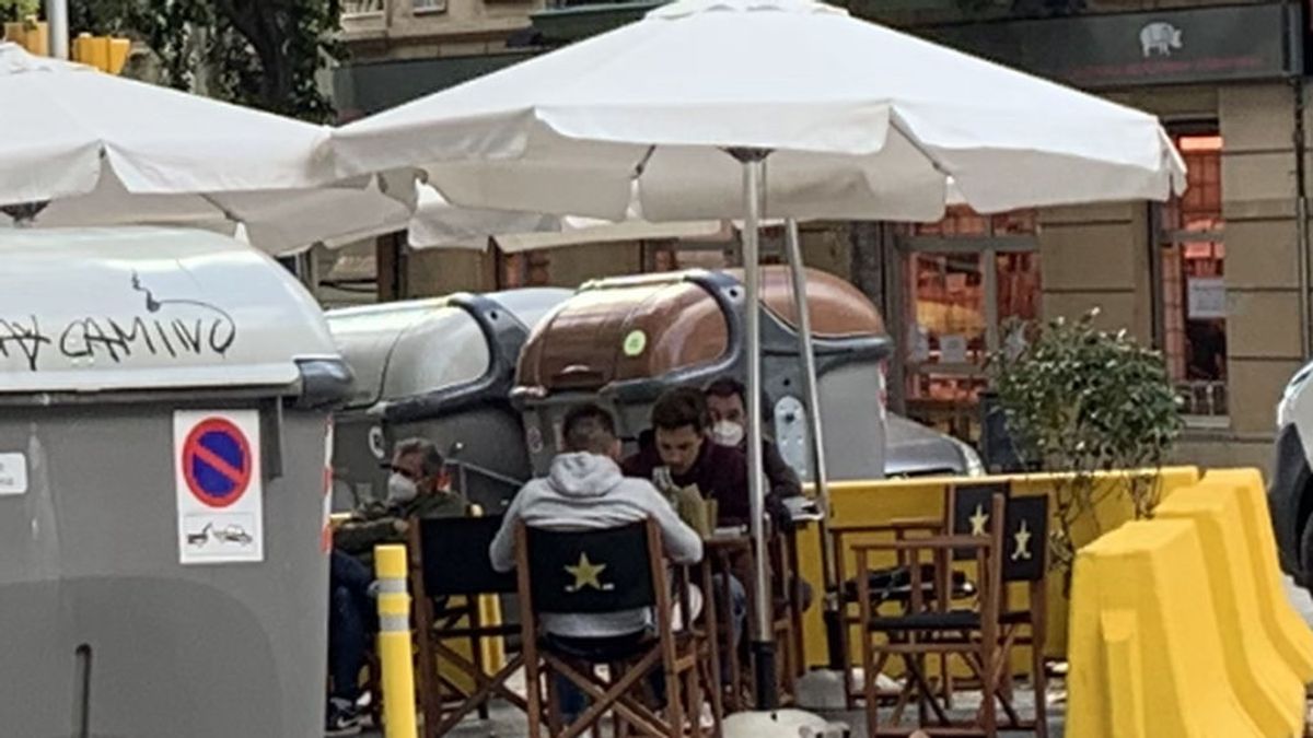 La salvación de los bares: las terrazas ocupan la plazas de aparcamiento La salvación de los bares: las terrazas ocupan la plazas de aparcamiento