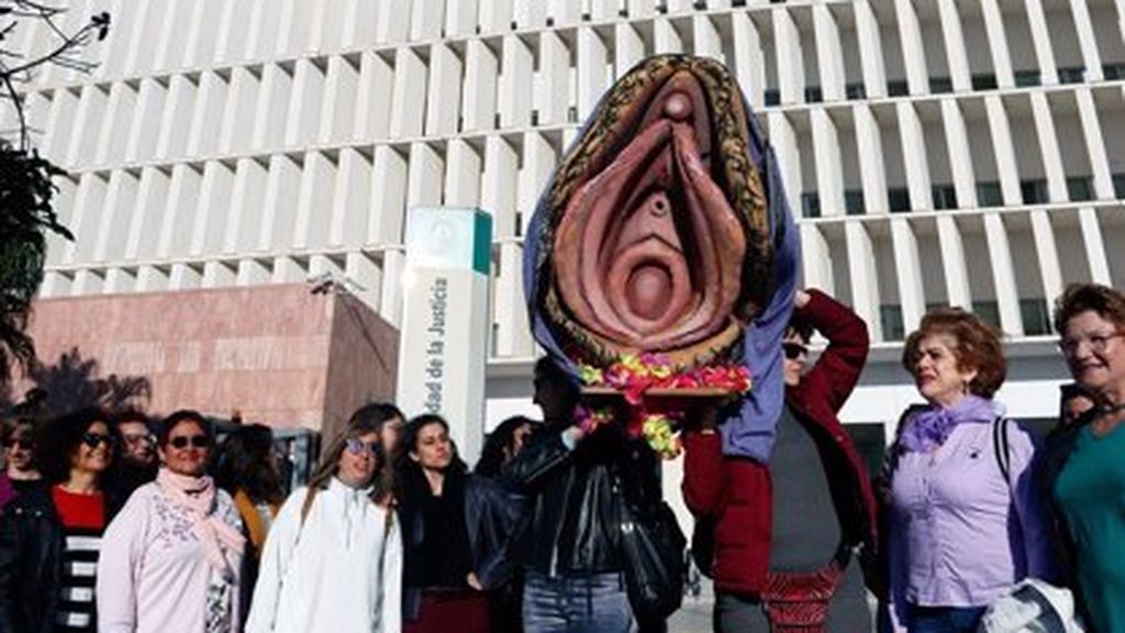 Juicio a una mujer por sacar en procesión una vagina gigante de plástico: “Puede ser soez, pero no veo por qué es ofensivo” Juicio a una mujer por sacar en procesión una vagina gigante de plástico: “Puede ser soez, pero no veo por qué es ofensivo”