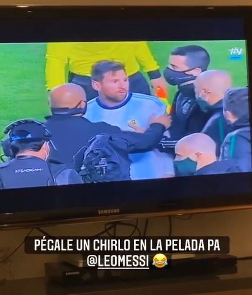 Agüero sale en defensa de Leo Messi.