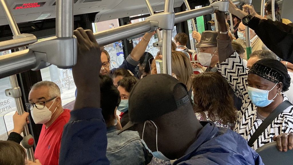 Autobuses abarrotados en Valencia por la huelga de conductores: “Da miedo subirse con lo que estamos viviendo” Autobuses abarrotados en Valencia por la huelga de conductores: “Da miedo subirse con lo que estamos viviendo”