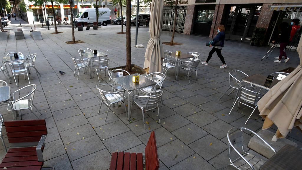 Cataluña cierra bares y restaurantes y reduce al 30% el aforo de comercios
