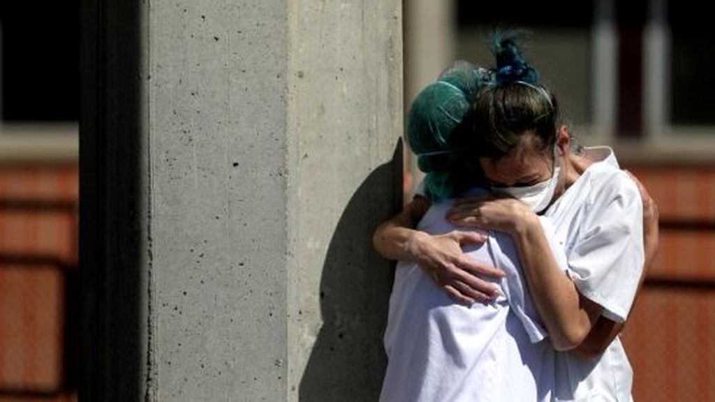 Dos sanitarias se abrazan en Madrid