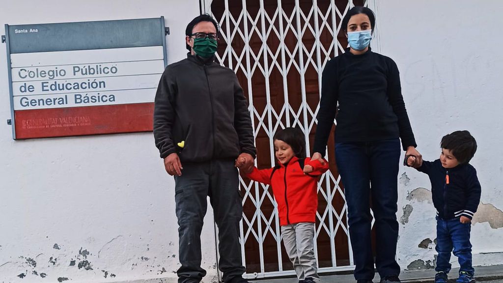 Una familia salva el colegio de un pueblo de Castellón en riesgo de despoblación Una familia salva el colegio de un pueblo de Castellón en riesgo de despoblación
