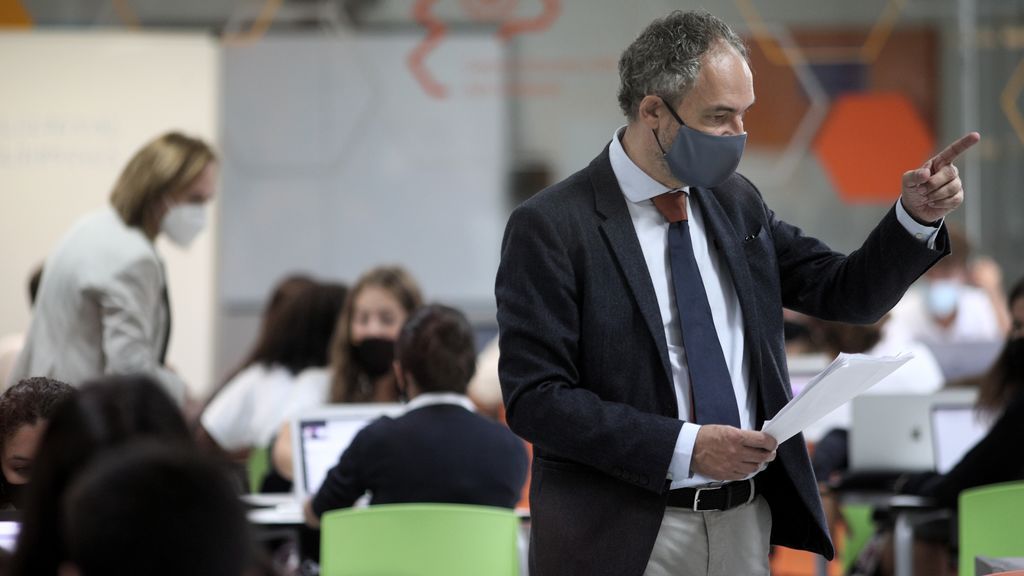 Los directores de institutos de secundaria de Madrid denuncian que faltan 1.400 profesores de plantilla por incoporarse Los directores de institutos de secundaria de Madrid denuncian que faltan 1.400 profesores de plantilla por incoporarse