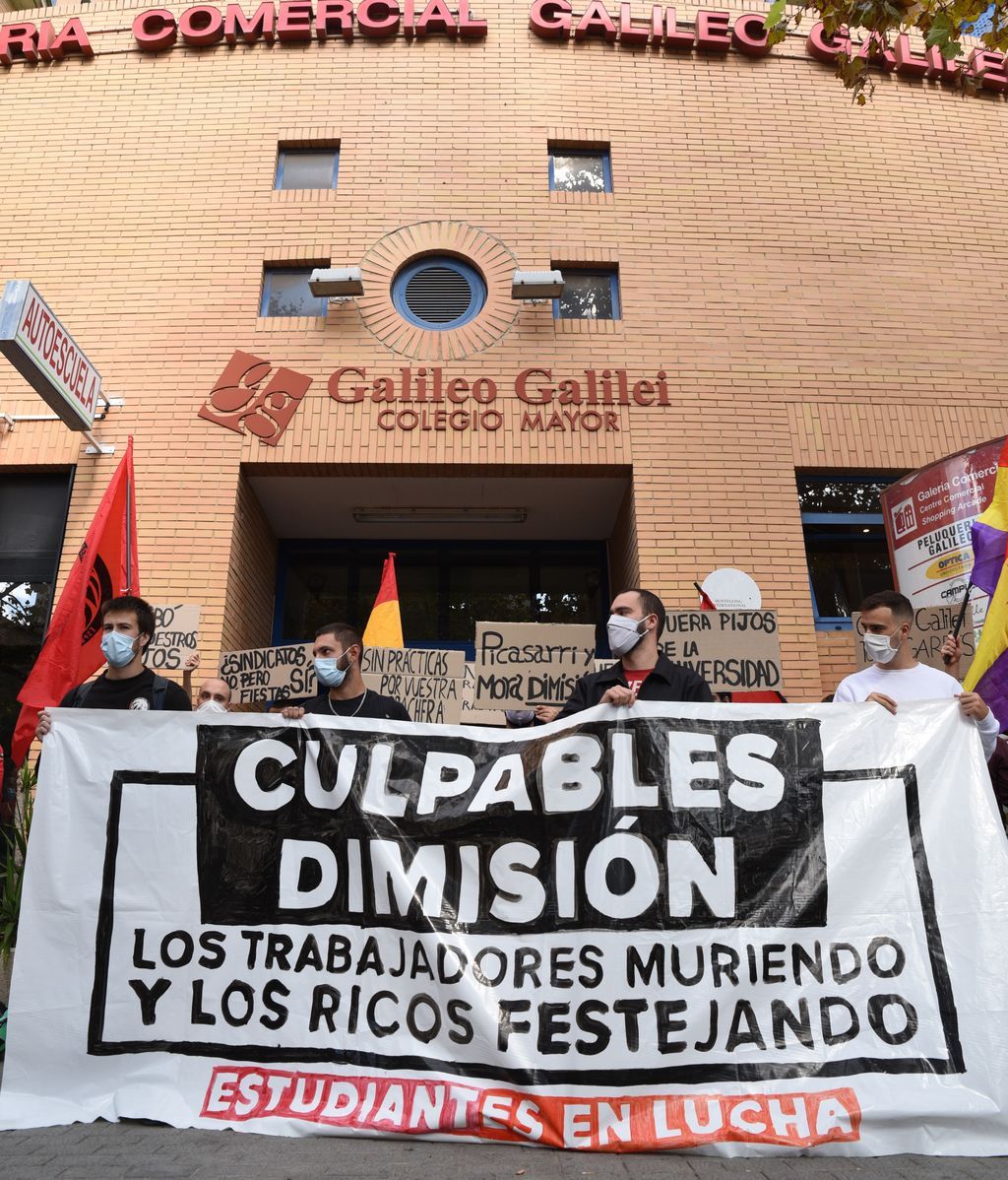 Estudiantes protestan frente al Galileo Galilei por las fiestas ilegales