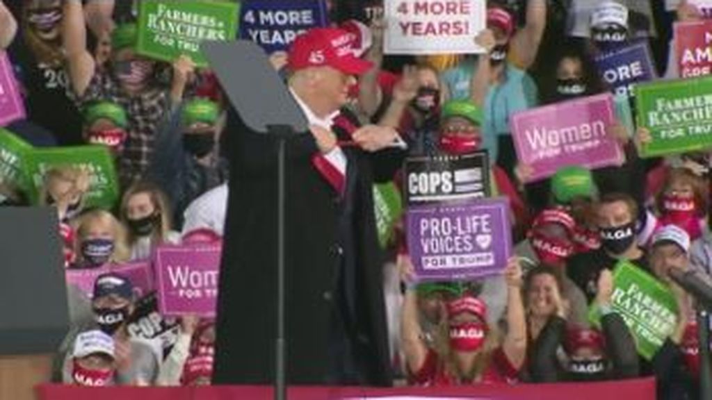 Trump se quita la corbata en un mitin en Iowa y la lanza ante el delirio del público
