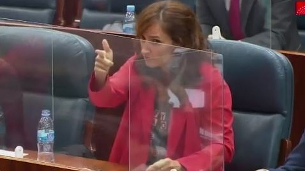 ¿Dispara o señala? El gesto polémico de la diputada de Más Madrid, Mónica García