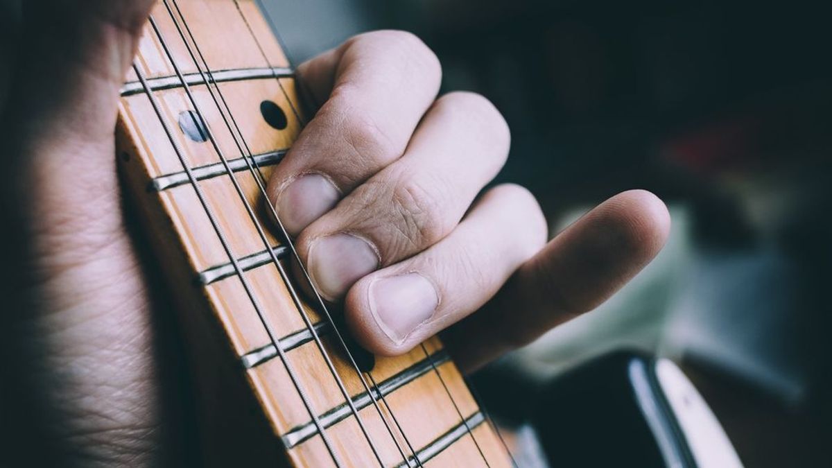 Un proceso muy medido: cómo cambiar el diapasón de una guitarra