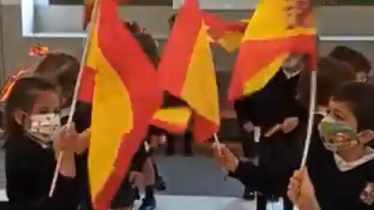 El colegio con banderas de España que ha causado polémica en la Red no es el Colegio Público Marqués de Santa Cruz