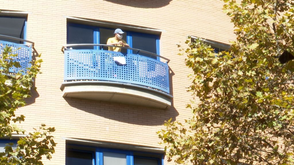 Una persona asomada al balcón del Colegio Mayor Galileo Galilei.