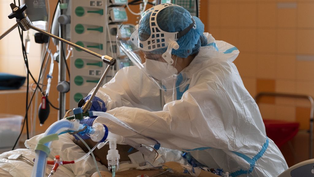EuropaPress_3371759_12_october_2020_czech_republic_prague_nurse_wearing_protective_clothes