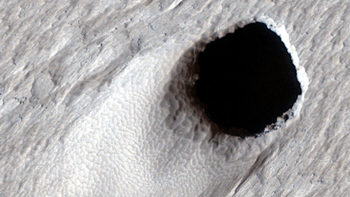 Enorme cráter de lava de 50 metros de diámetro encontrado en Marte
