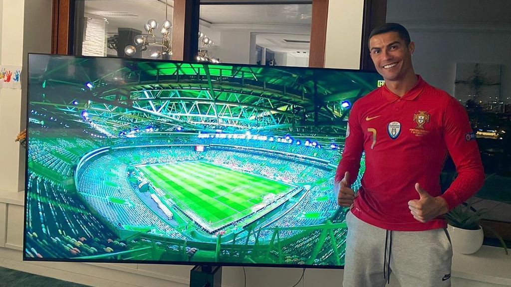 Cristiano Ronaldo animando a Portugal desde casa. Cristiano Ronaldo animando a Portugal desde casa.