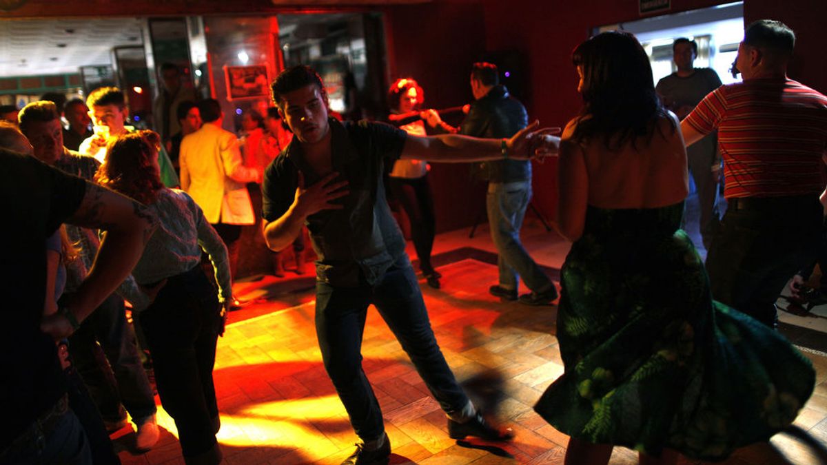 "Tiene mesa en la pista", las discotecas ya pueden reconvertirse en restaurantes en Madrid "Tiene mesa en la pista", las discotecas ya pueden reconvertirse en restaurantes en Madrid