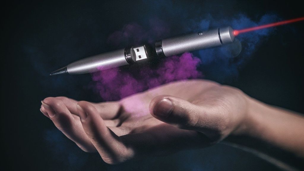 Encarcelado cuatro meses por apuntar con un bolígrafo láser a un helicóptero policial Encarcelado cuatro meses por apuntar con un bolígrafo láser a un helicóptero policial