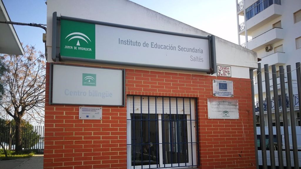 Una alumna da una paliza a la directora de su instituto en Huelva en presencia de su madre Una alumna da una paliza a la directora de su instituto en Huelva en presencia de su madre