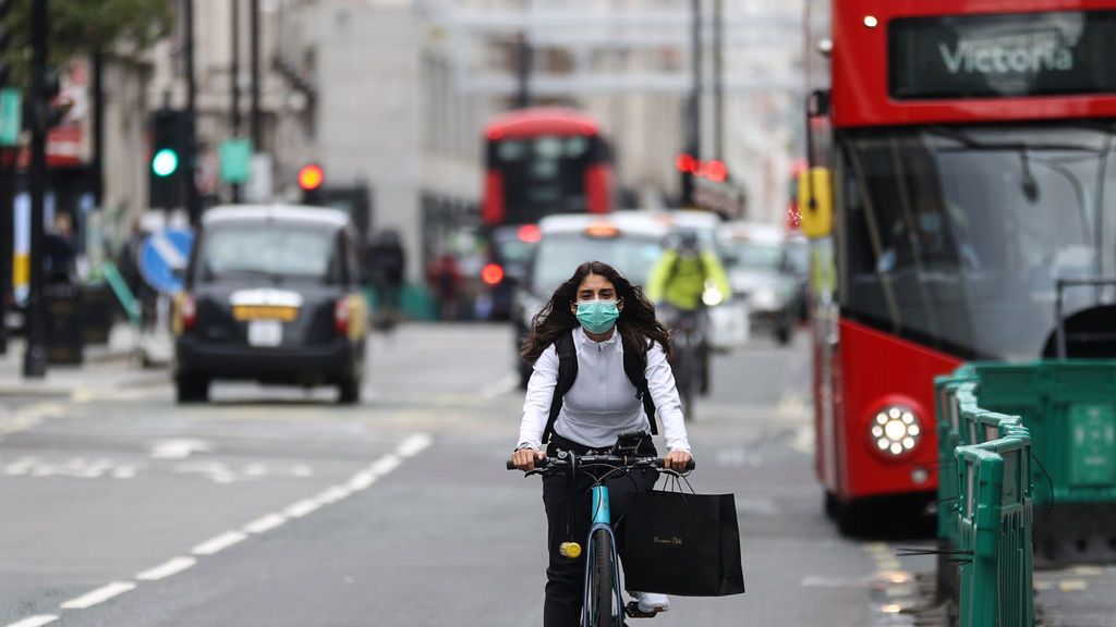 Londres prohibirá reunirse bajo techo a personas de diferentes hogares Londres prohibirá reunirse bajo techo a personas de diferentes hogares