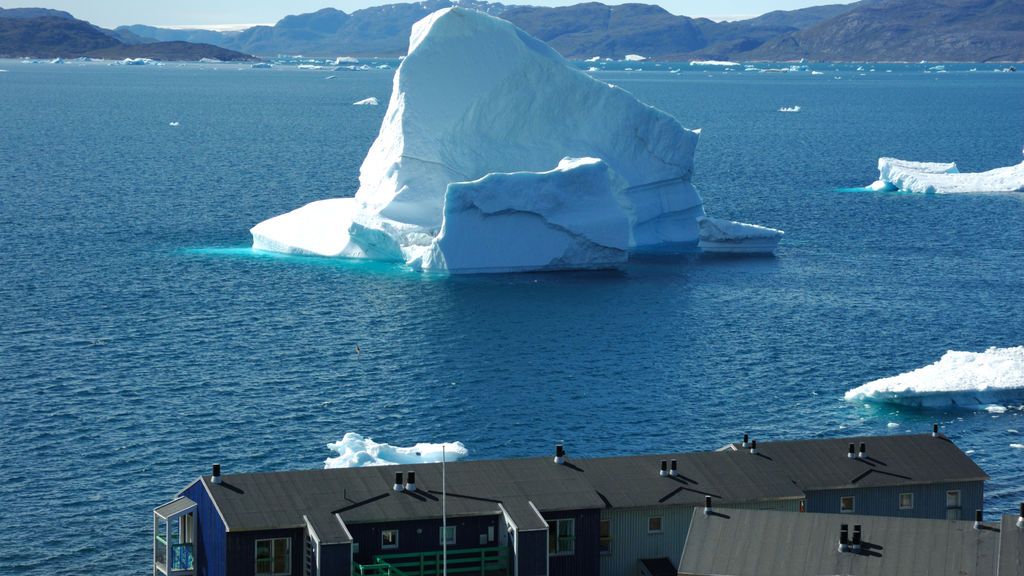 Glaciar y casas en Groenlandia.