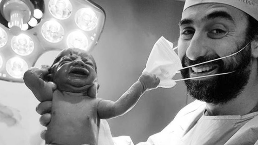 Un recién nacido intenta 'quitar' la mascarilla del médico, la conmovedora imagen viral en la Red