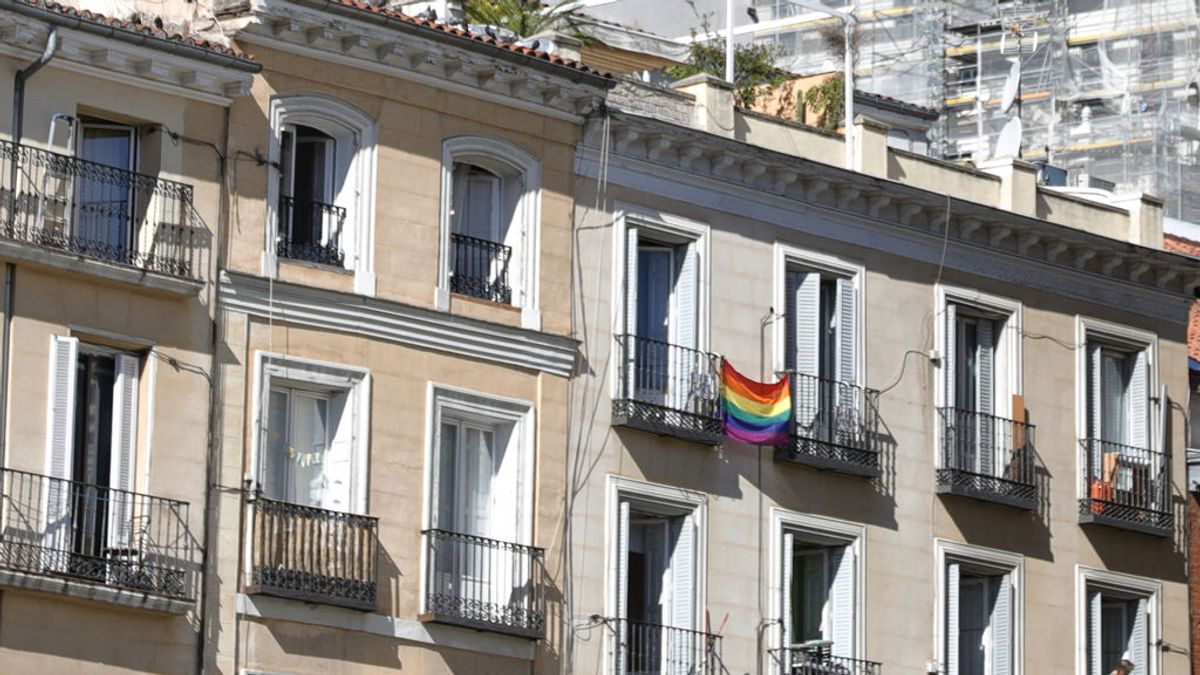 Su comunidad les pide que retiren la bandera arcoíris de su balcón: "Es un ataque LGTBIfóbico"