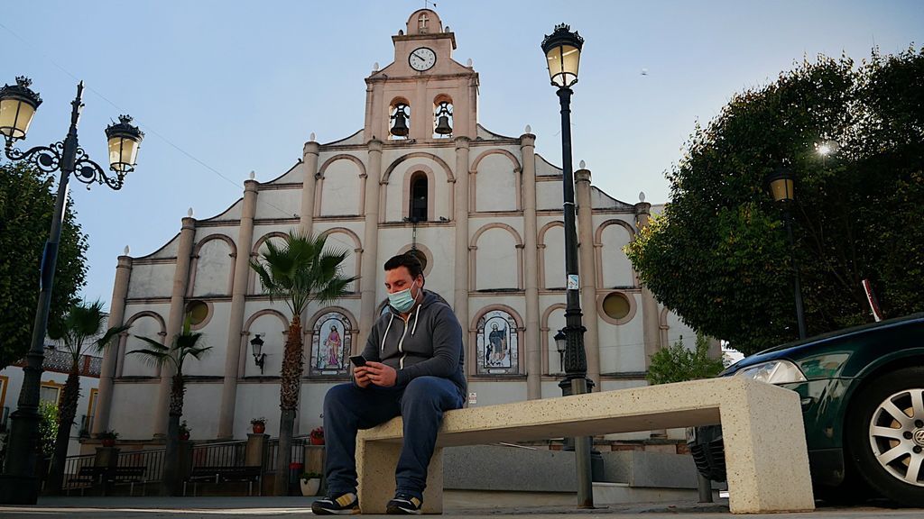 Un vecino sigue el sorteo en la plaza del ayuntamiento