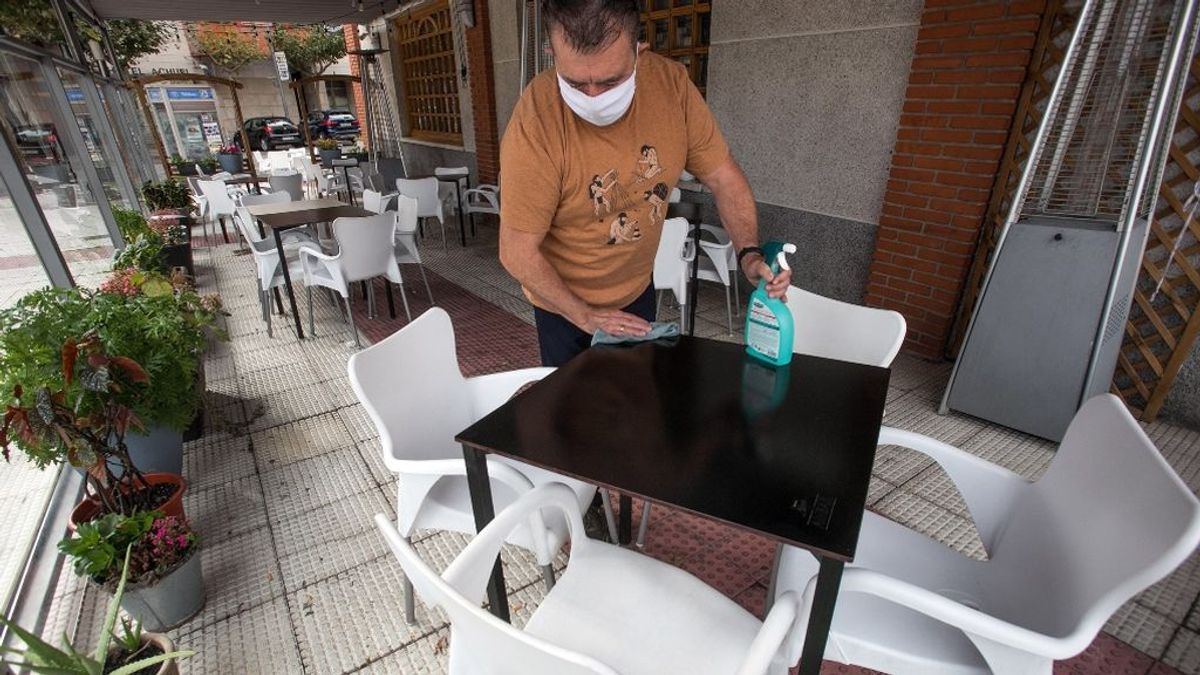 Un cliente paga un café con 50 euros y no coge la vuelta para ayudar a los bares y terrazas confinados