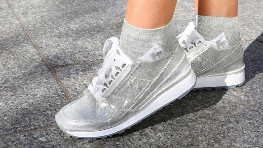 Gama de triste pelo Las sneakers transparentes te salvarán de los días de lluvia; varias ideas  para combinarlas - Divinity