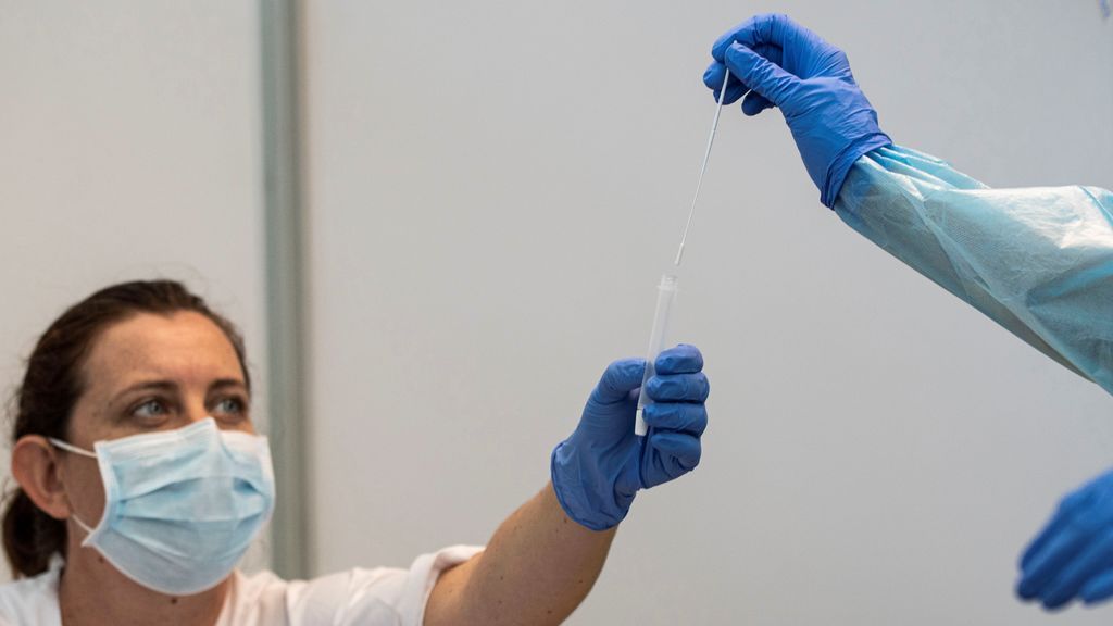 Andalucía pulveriza su récord de contagios en la segunda ola con 2.928 nuevos positivos y 29 muertes Andalucía pulveriza su récord de contagios en la segunda ola con 2.928 nuevos positivos y 29 muertes