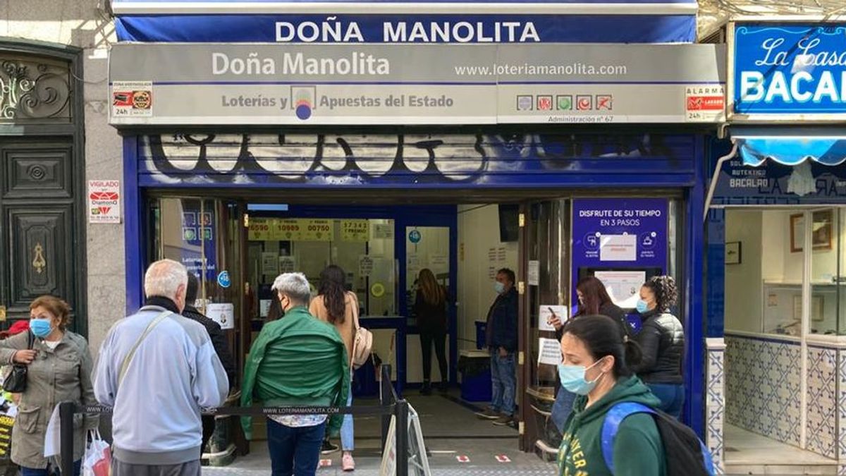 El coronavirus acaba con las largas colas para comprar lotería de Navidad en  Doña Manolita
