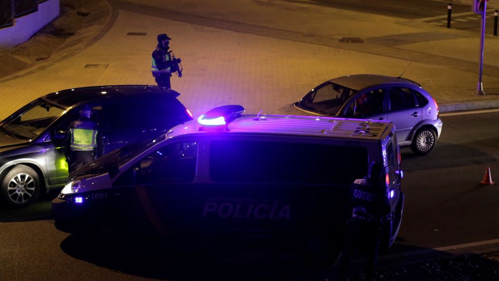 Agentes tratan de localizar infracciones durante la noche