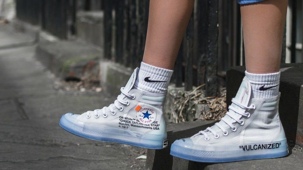 Las sneakers transparentes te salvarán de los días de lluvia: así podrás combinarlas.