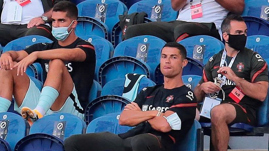 Italia se harta de Cristiano Ronaldo y el Gobierno carga contra él: "Violó el protocolo del coronavirus, no tenía autorización sanitaria para volver" Italia se harta de Cristiano Ronaldo y el Gobierno carga contra él: "Violó el protocolo del coronavirus, no tenía autorización sanitaria para volver"