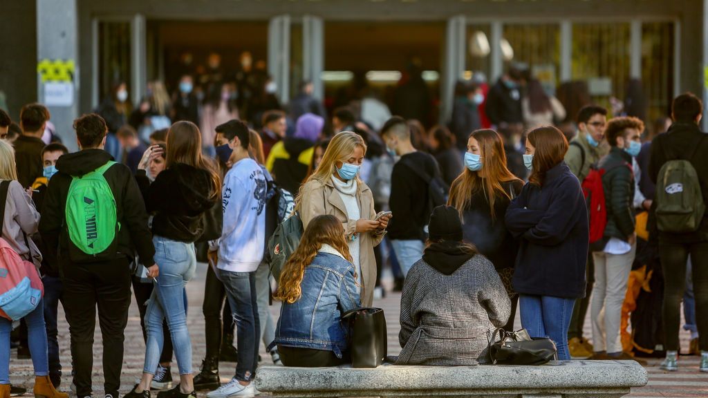 El 21% de los brotes en España se dan en reuniones de amigos y familiares El 21% de los brotes en España se dan en reuniones de amigos y familiares