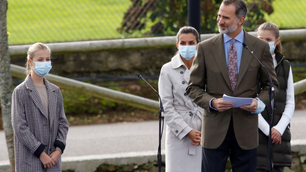 Somao recibe a los reyes y sus hijas como pueblo ejemplar de Asturias 2020