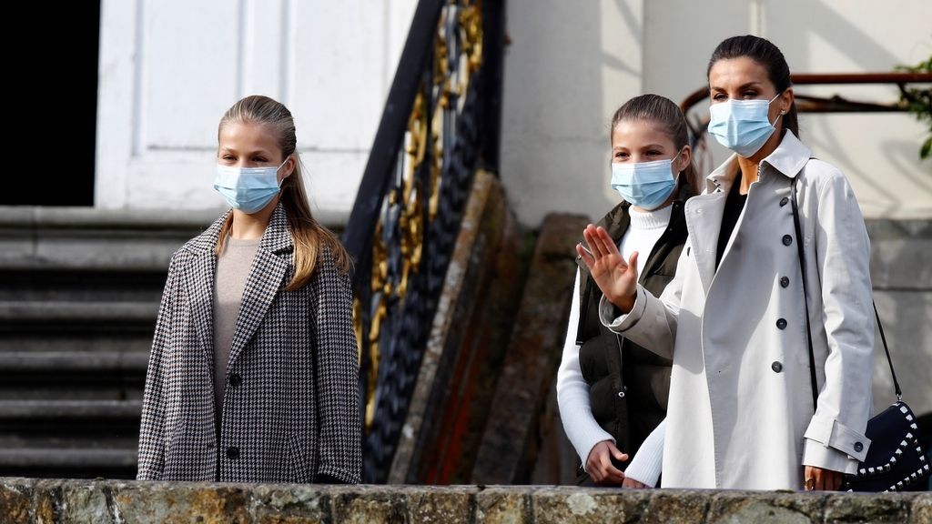 Somao recibe a los reyes y sus hijas como pueblo ejemplar de Asturias 2020