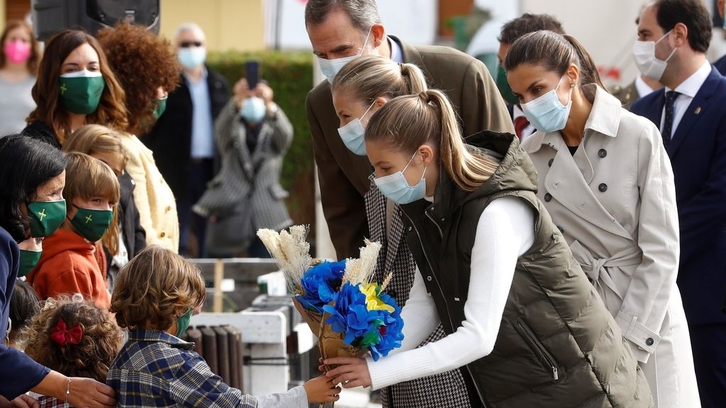 Somao recibe a los reyes y sus hijas como pueblo ejemplar de Asturias 2020