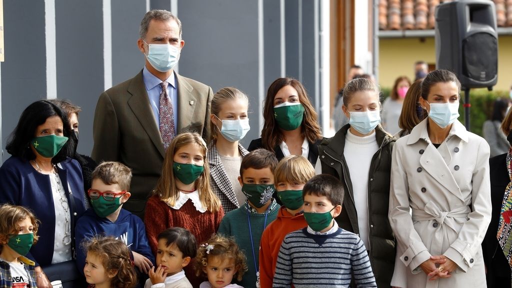 Somao recibe a los reyes y sus hijas como pueblo ejemplar de Asturias 2020