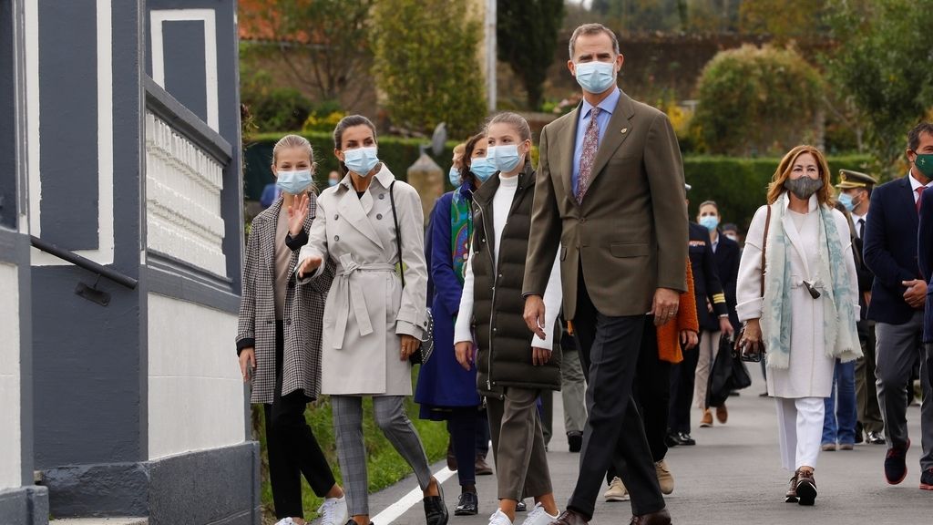 Somao recibe a los reyes y sus hijas como pueblo ejemplar de Asturias 2020