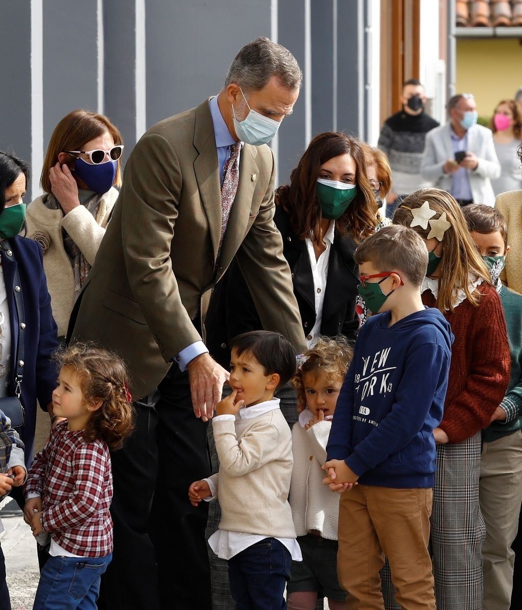 Somao recibe a los reyes y sus hijas como pueblo ejemplar de Asturias 2020